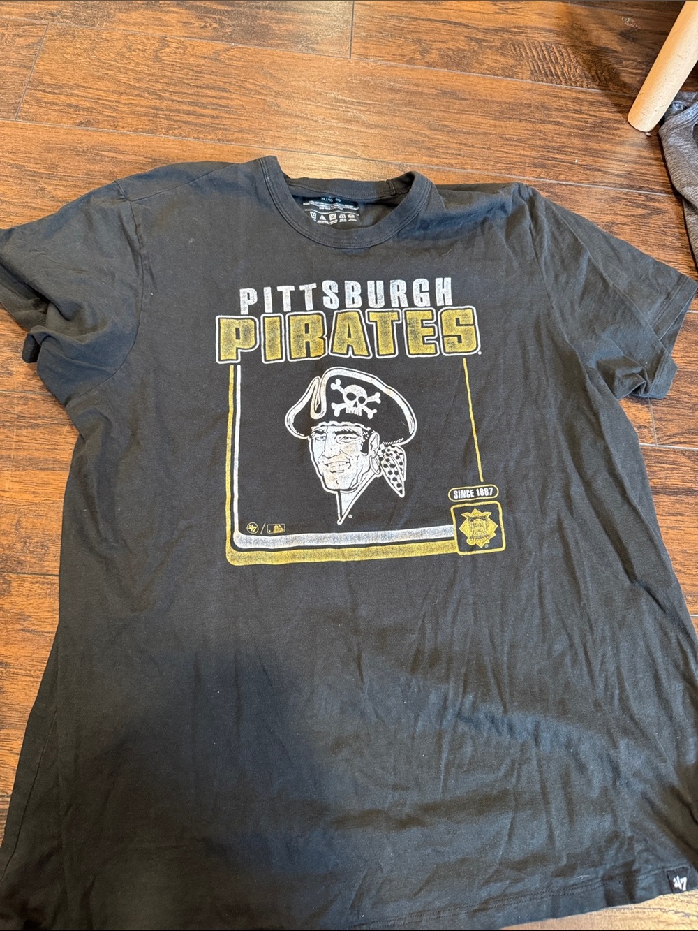 Pittsburgh Pirates Men’s Black Graphic Short Sleeve Tee